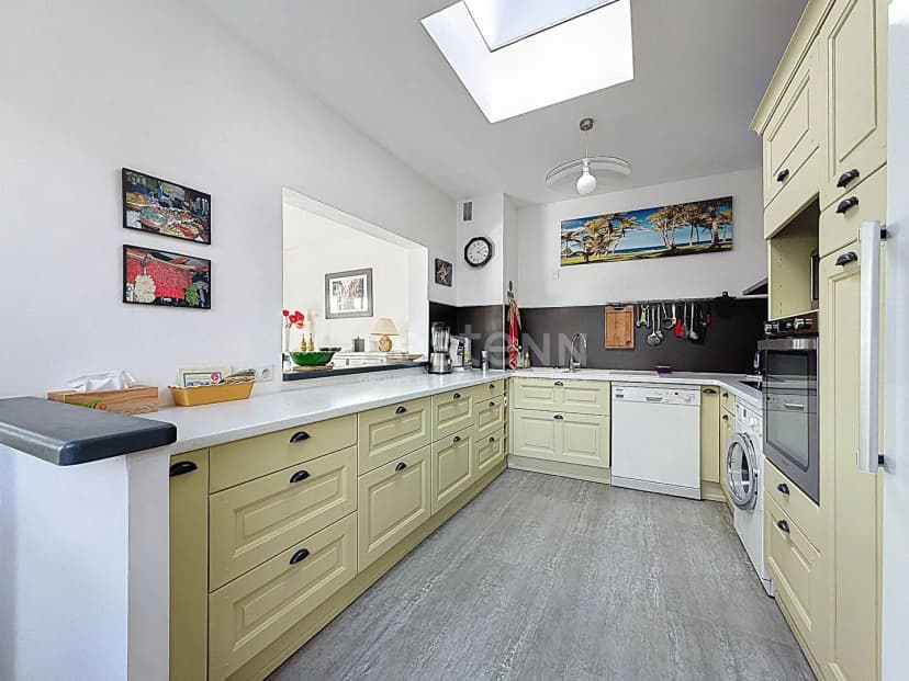 thumbnail of estate's photo